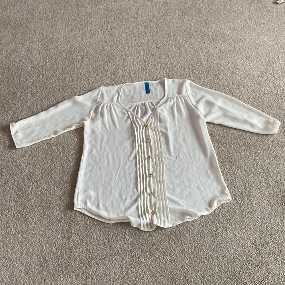 Buttons beautiful blouse with decorative buttons in the front in a medium.